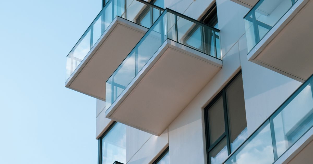 Rua arborizada e tranquila de cidade média brasileira com arquitetura residencial limpa
